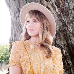 Meet your Posher, Caitlin